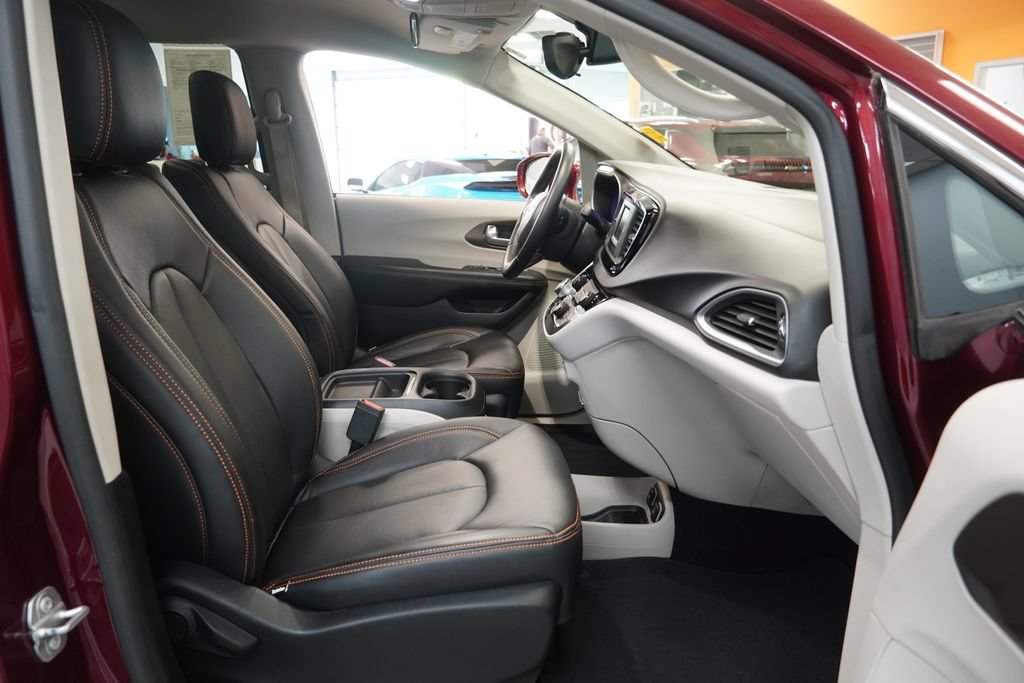Used 2017 Chrysler Pacifica Touring-L FWD image 34