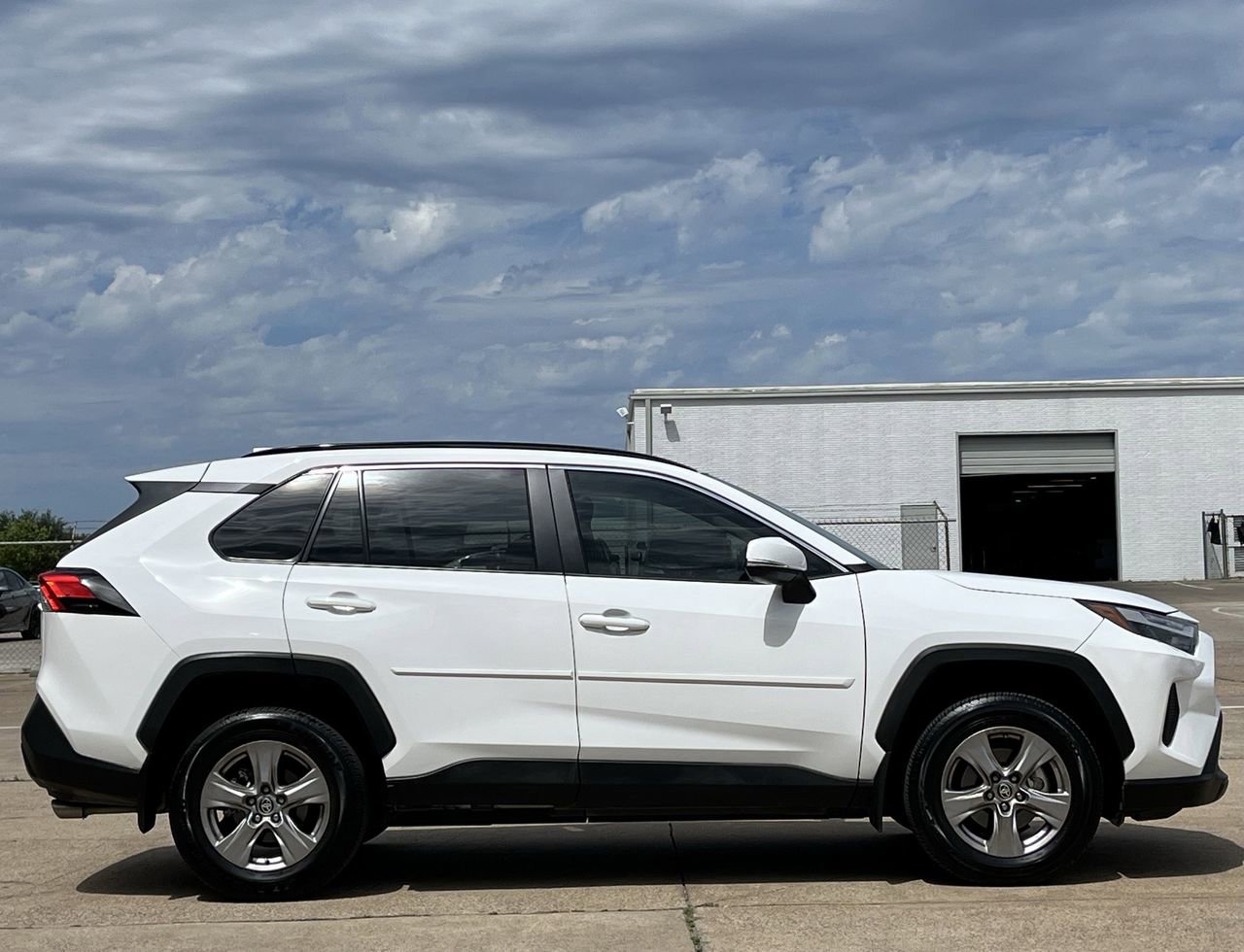 Used 2025 Toyota RAV4 XLE w/ Convenience Package FWD image 3
