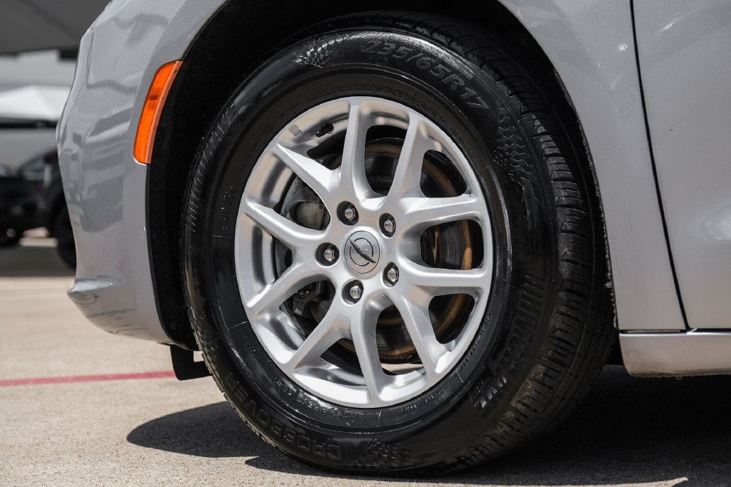 Used 2021 Chrysler Pacifica Touring-L FWD image 59