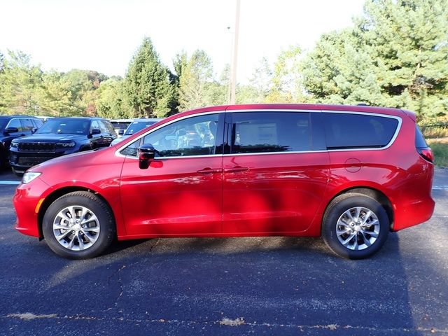 New 2026 Chrysler Pacifica Select AWD/4WD image 2