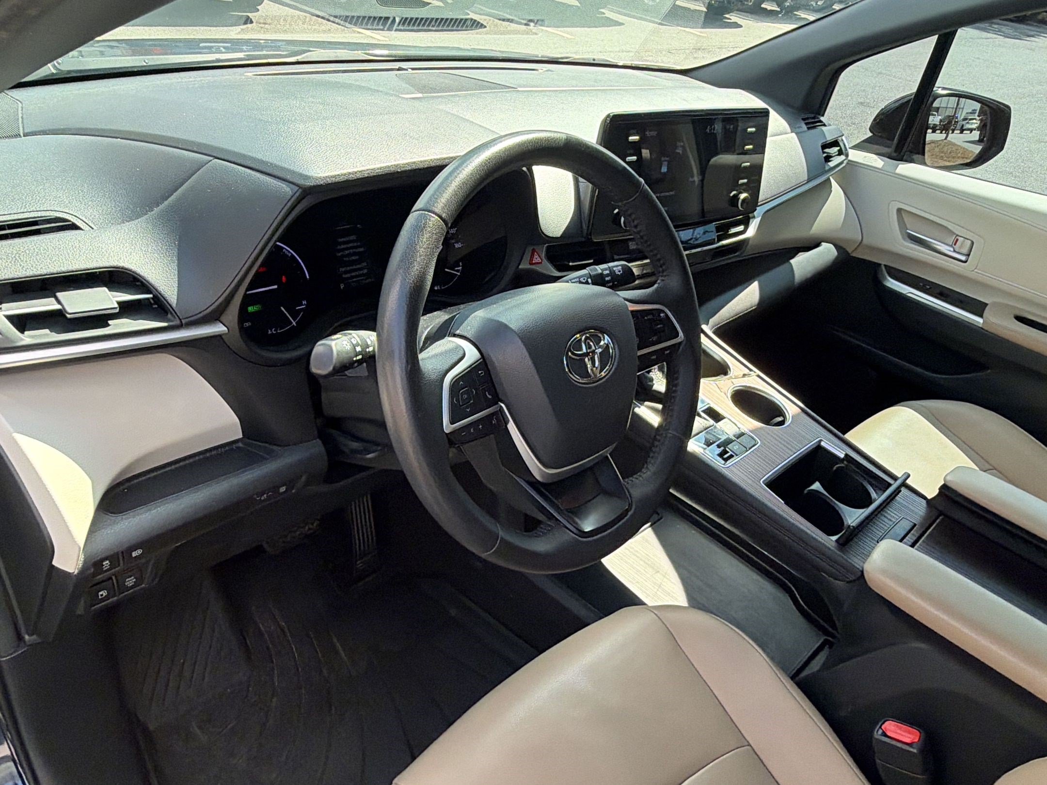 Used 2021 Toyota Sienna XLE FWD image 4