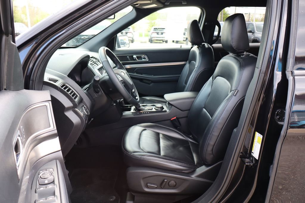 Used 2019 Ford Explorer XLT w/ Equipment Group 202A AWD/4WD image 10