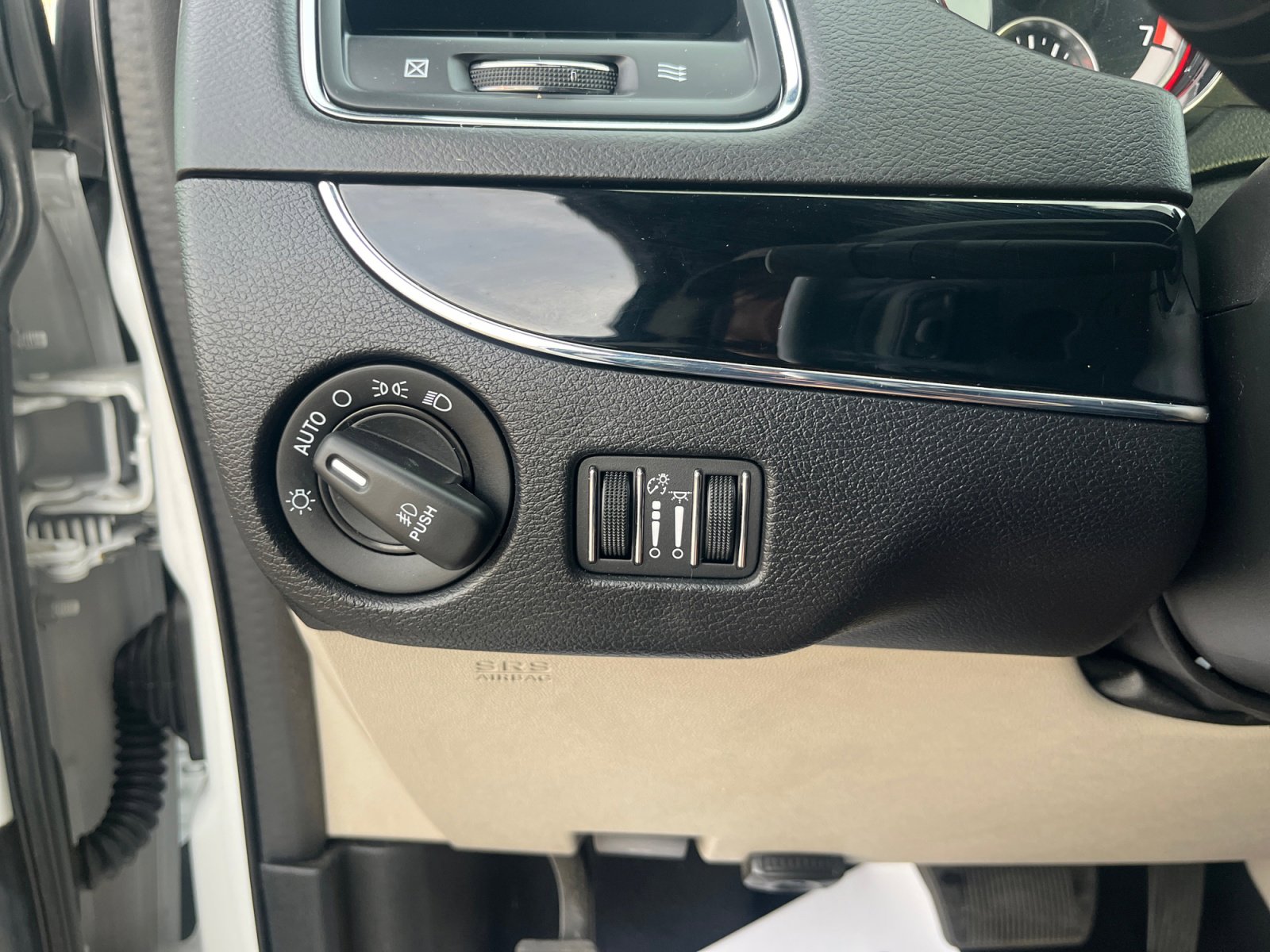 Used 2018 Dodge Grand Caravan SXT w/ Driver Convenience Group image 12