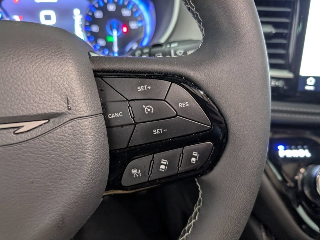 Used 2027 Chrysler Pacifica Limited FWD image 19