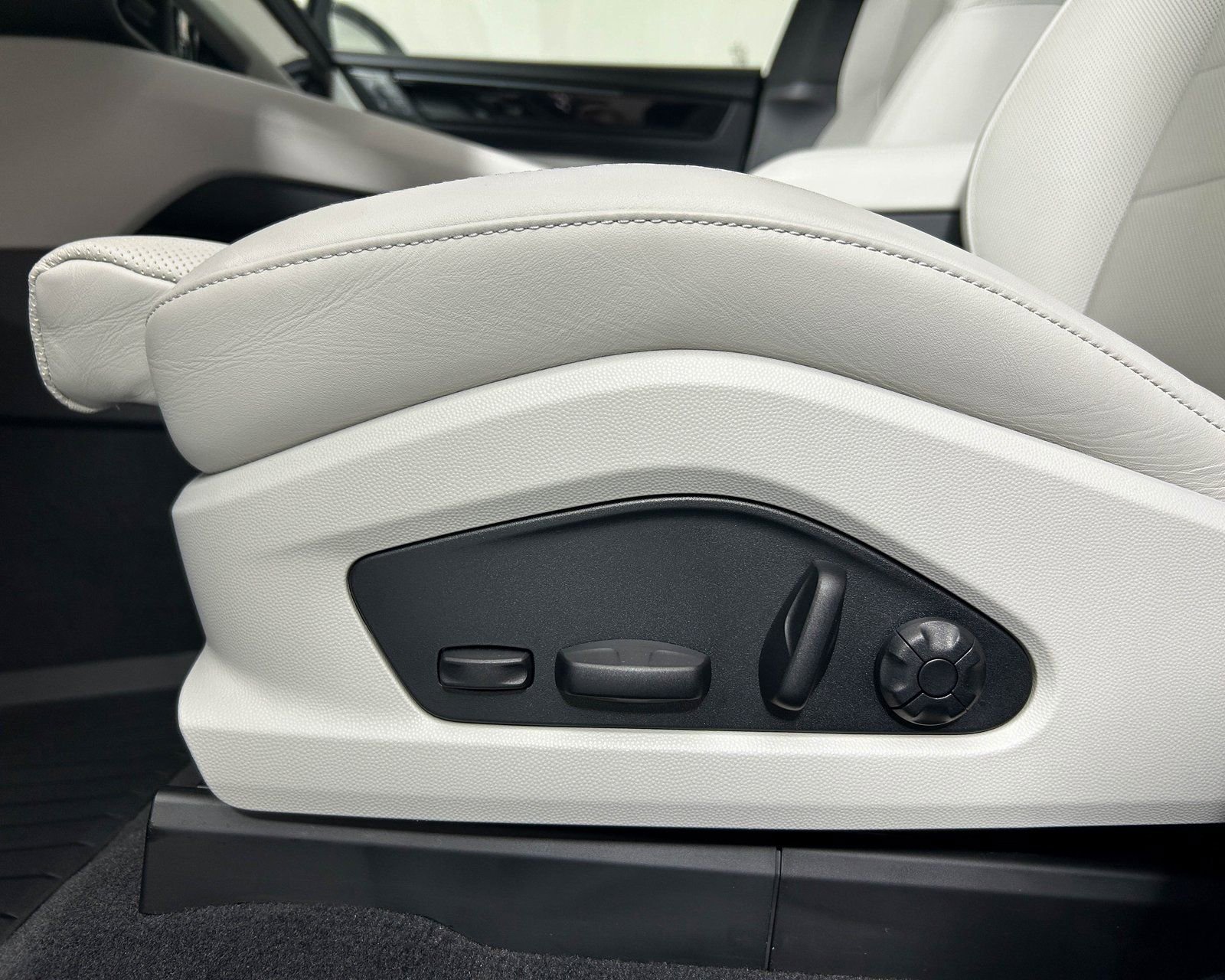 Used 2025 Porsche Macan 4S Electric image 17