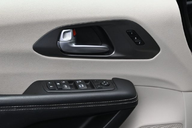Used 2024 Chrysler Pacifica Touring-L FWD image 14