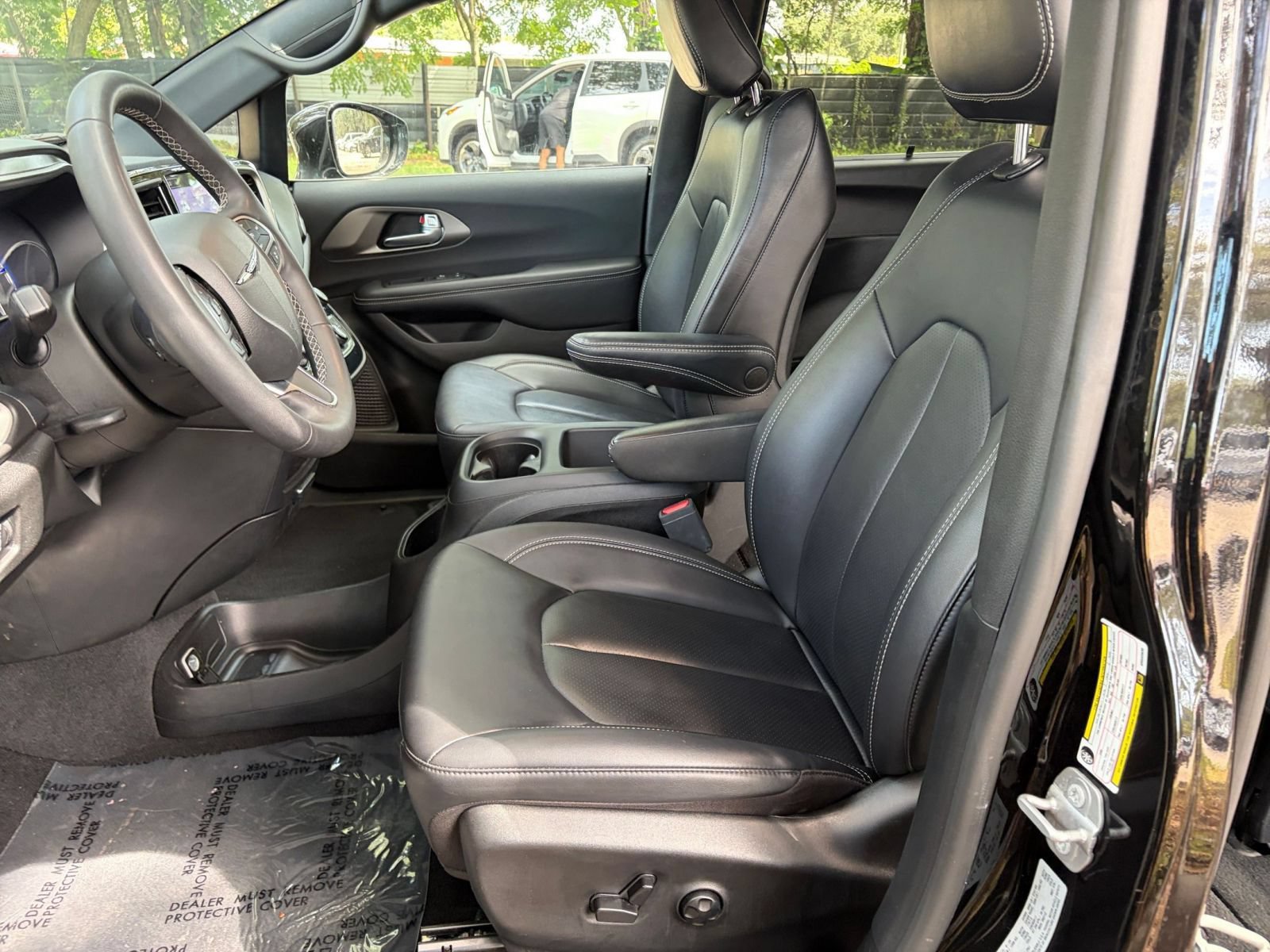 Used 2025 Chrysler Pacifica Select FWD image 28