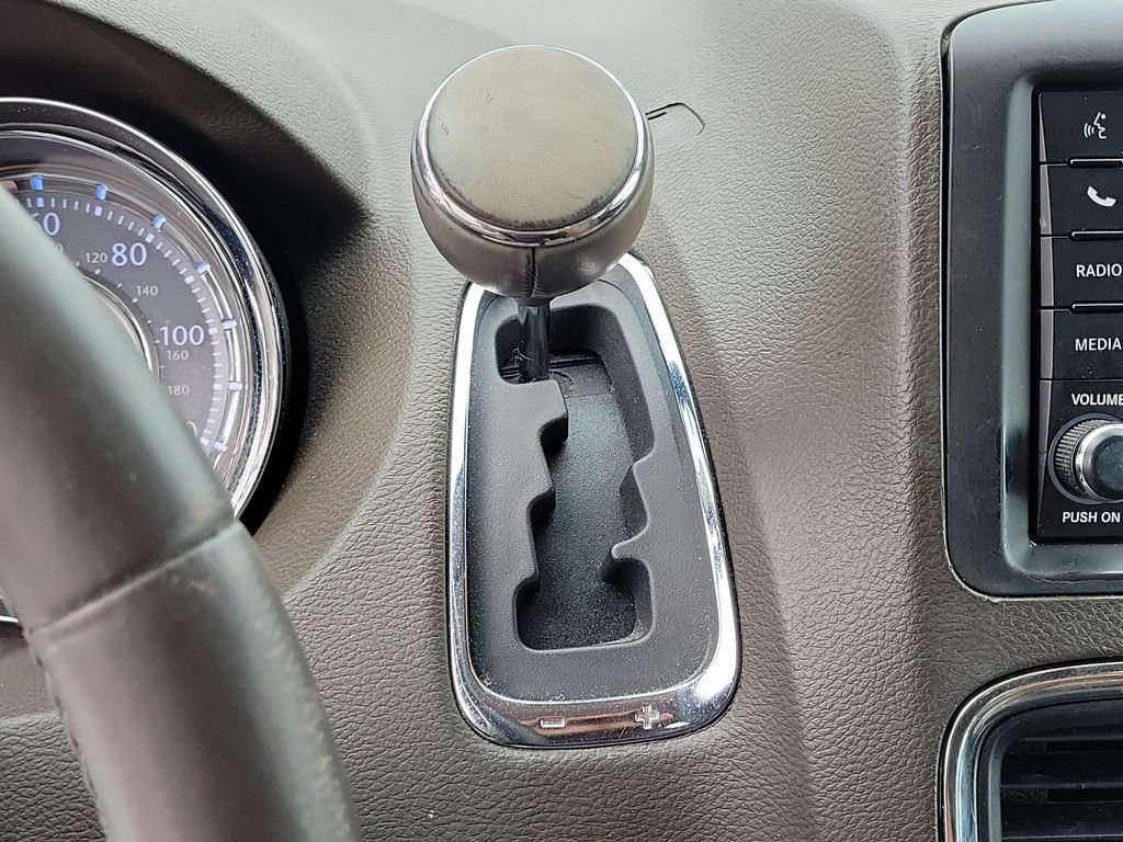 Used 2014 Chrysler Town & Country Touring FWD image 30