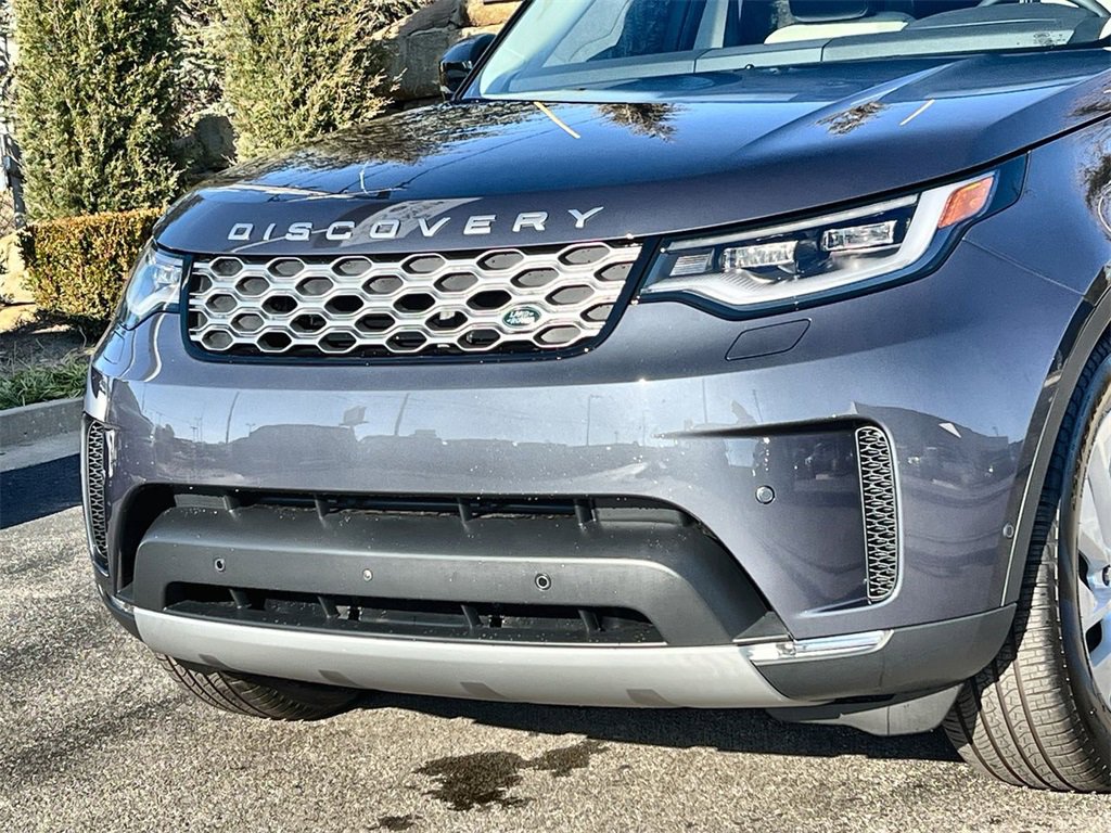 Certified 2025 Land Rover Discovery S image 9