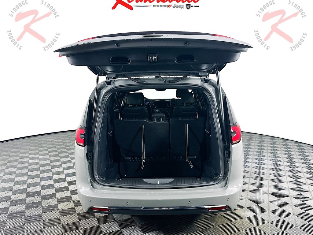 New 2025 Chrysler Pacifica Select w/ Uconnect Theater Family Group image 16