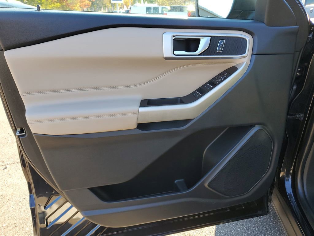 Used 2022 Ford Explorer XLT image 11