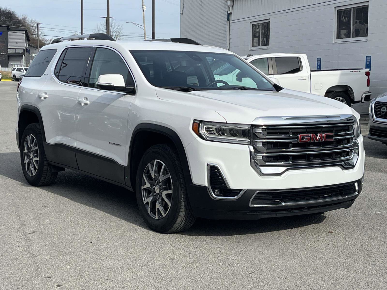 Used 2023 GMC Acadia SLT image 1