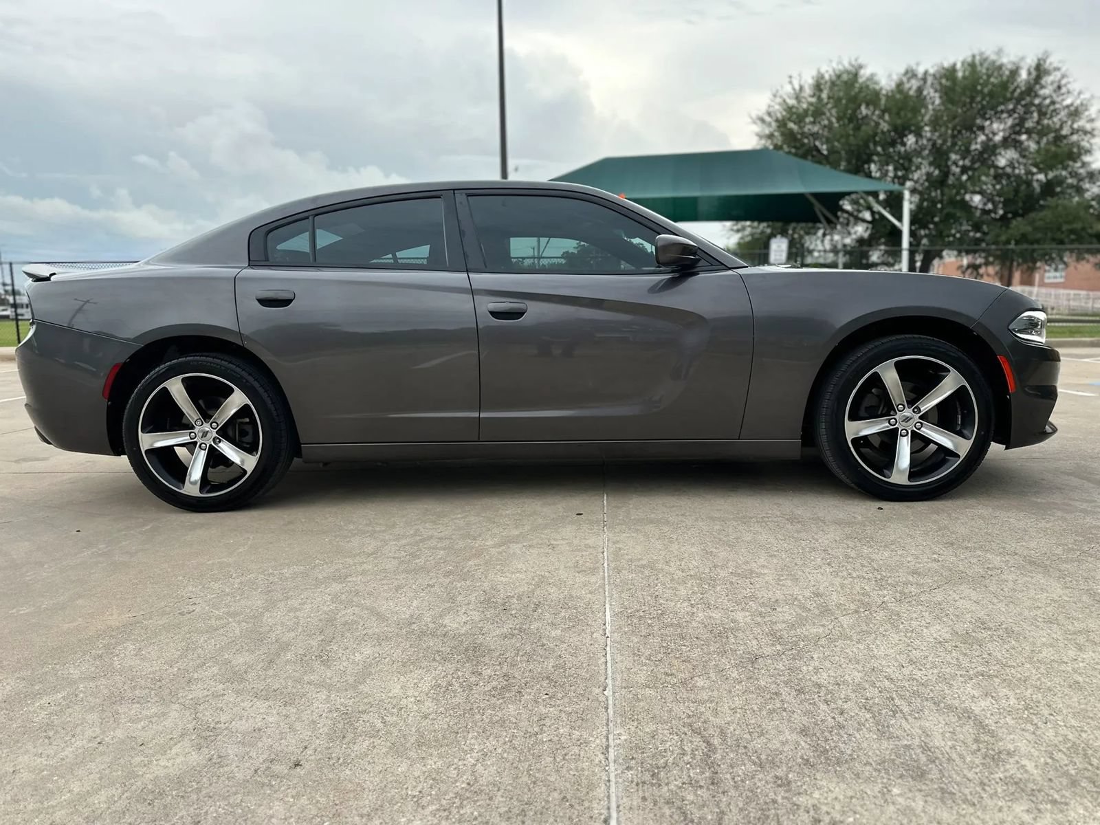 Used 2017 Dodge Charger SE RWD image 4
