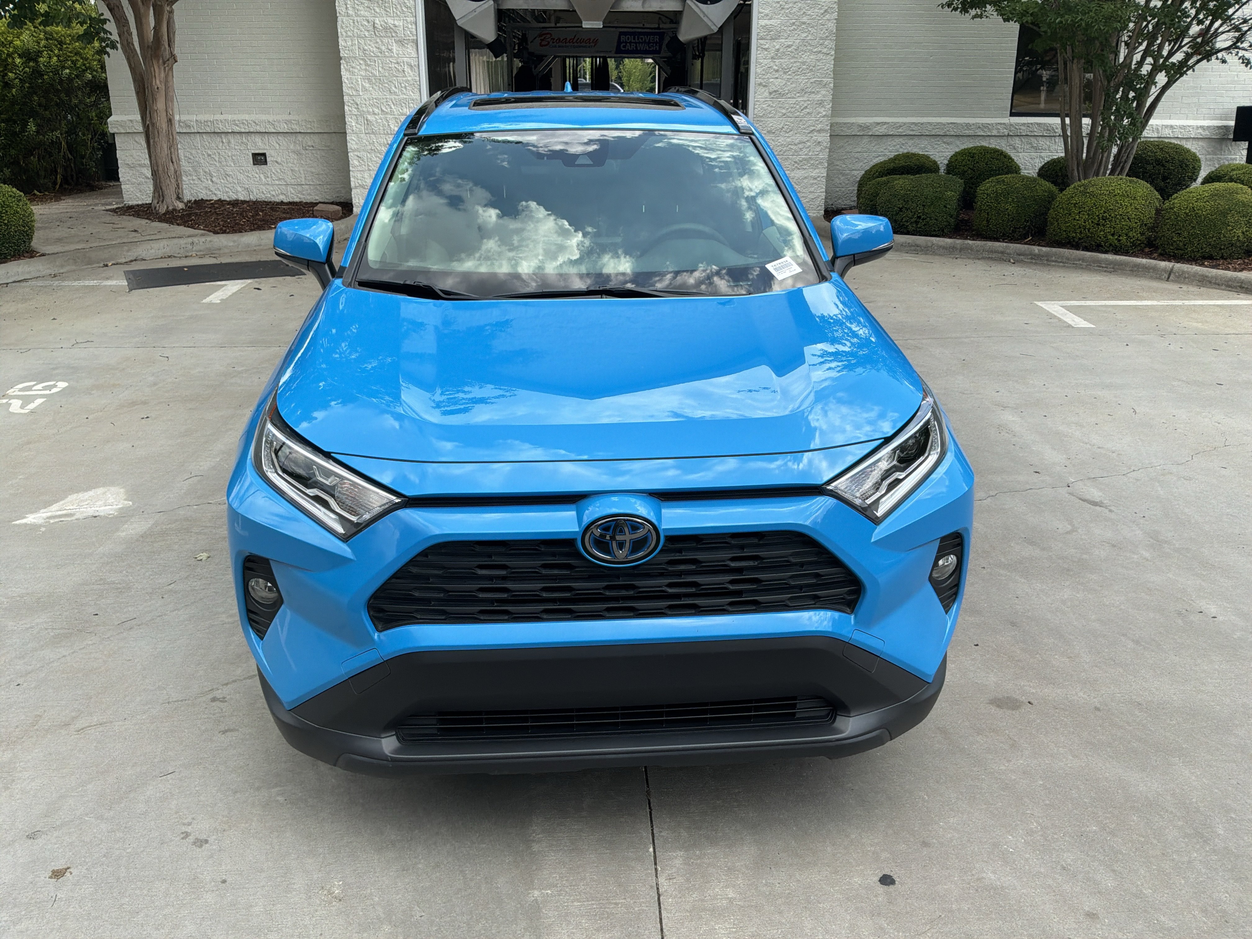 Used 2020 Toyota RAV4 XLE w/ Convenience Package AWD/4WD image 3