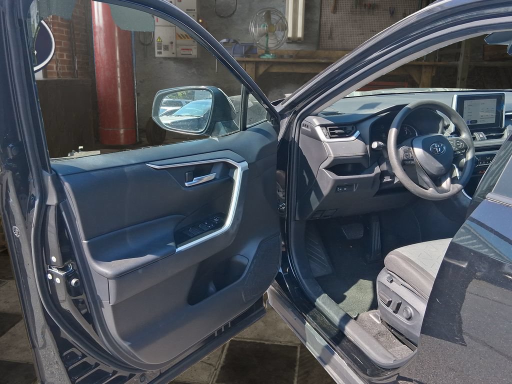 Used 2025 Toyota RAV4 XLE AWD/4WD image 17