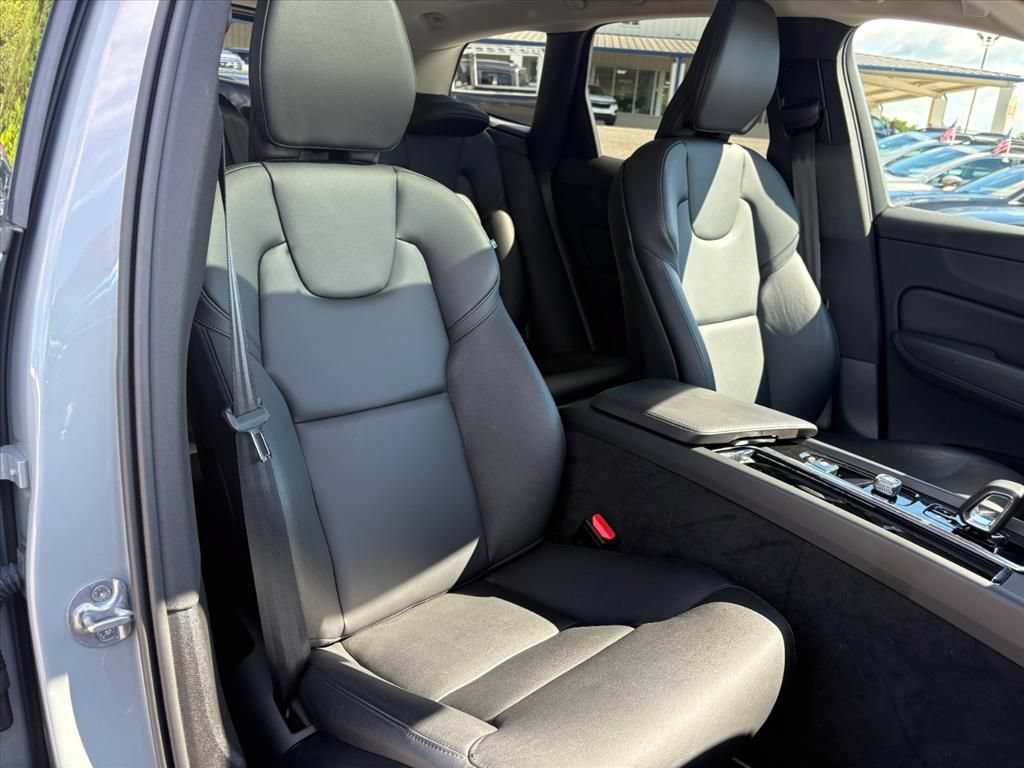 Used 2024 Volvo XC60 B5 Core AWD/4WD image 16