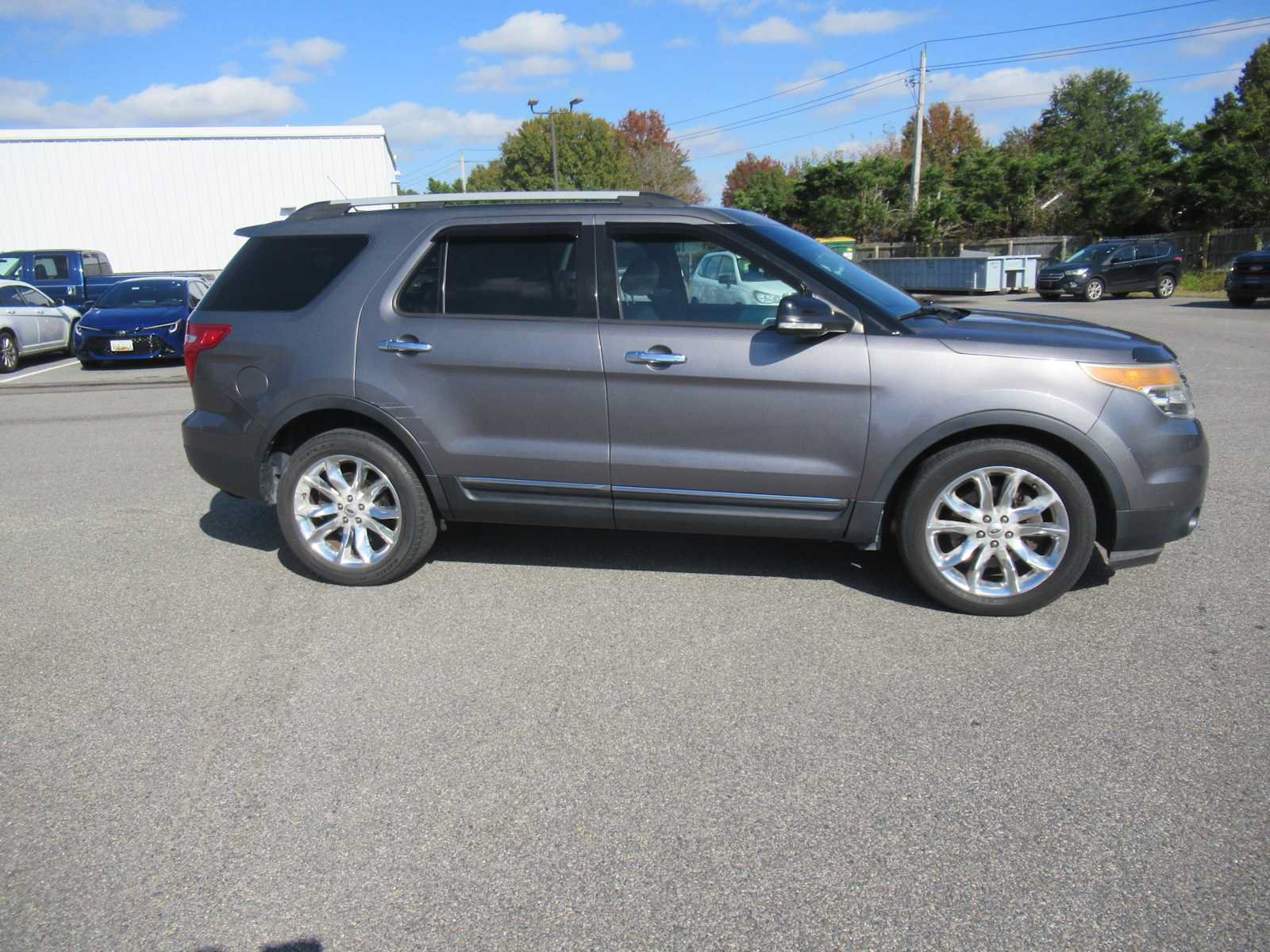 Used 2014 Ford Explorer XLT w/ Equipment Group 202A FWD image 4