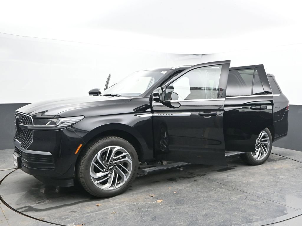 Used 2025 Lincoln Navigator Reserve image 57