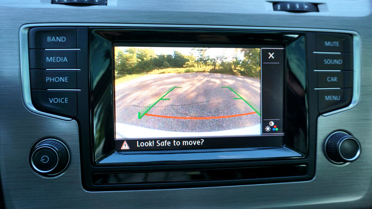 Used 2015 Volkswagen Golf S image 16