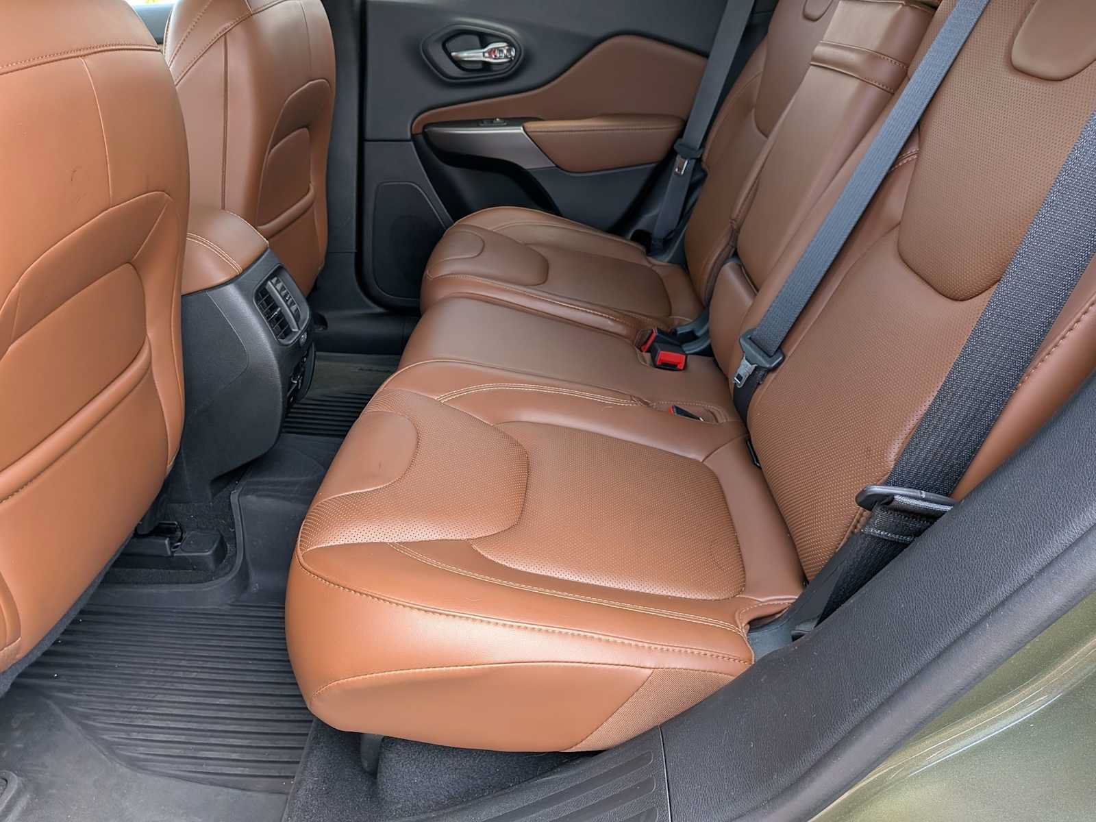 Used 2019 Jeep Cherokee Overland w/ Technology Group AWD/4WD image 17