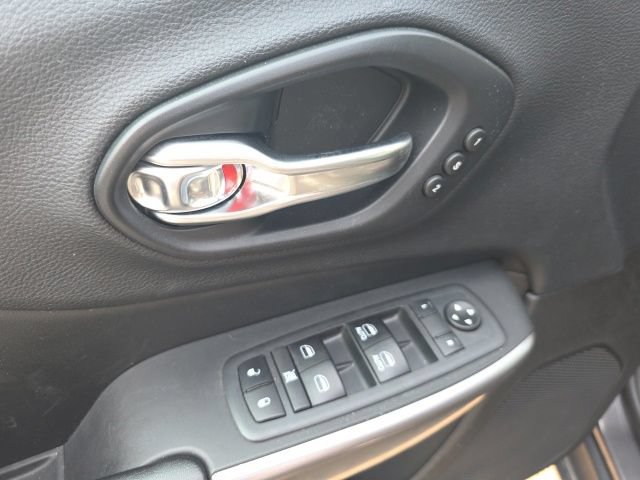 Used 2019 Jeep Cherokee Limited AWD/4WD image 11