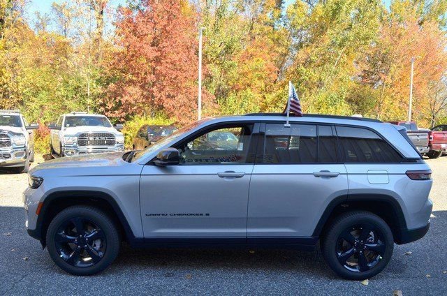 New 2025 Jeep Grand Cherokee Limited w/ Black Appearance Package image 5