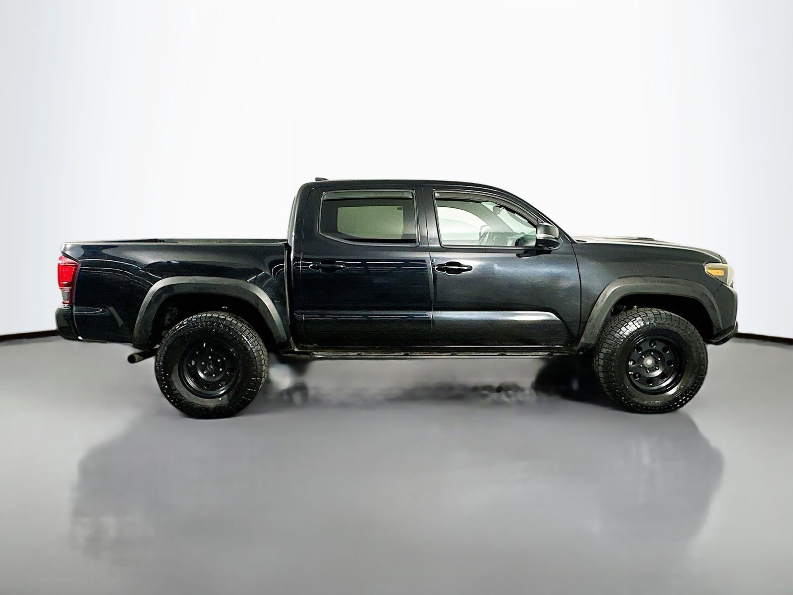Used 2018 Toyota Tacoma TRD Sport AWD/4WD image 8