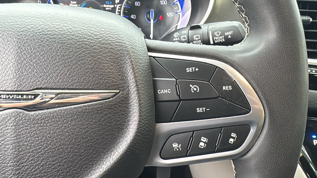 Used 2023 Chrysler Pacifica Touring-L FWD image 19