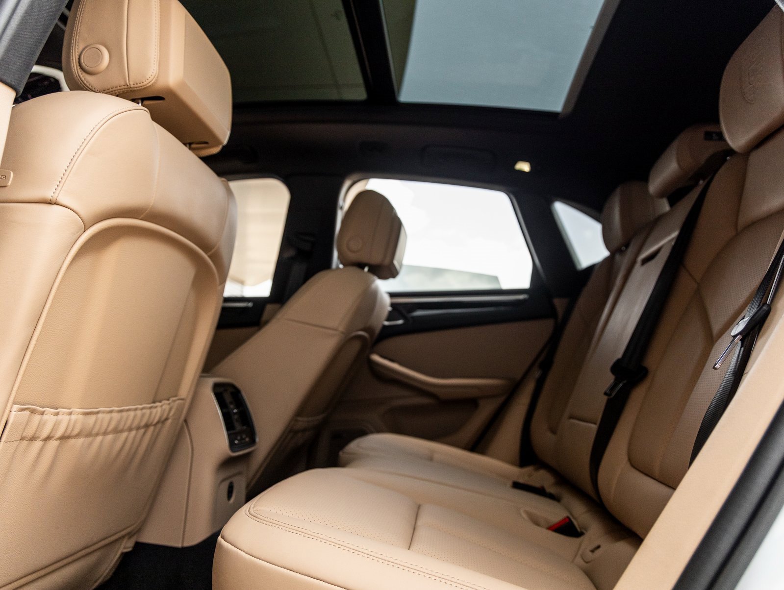 Used 2025 Porsche Macan image 32