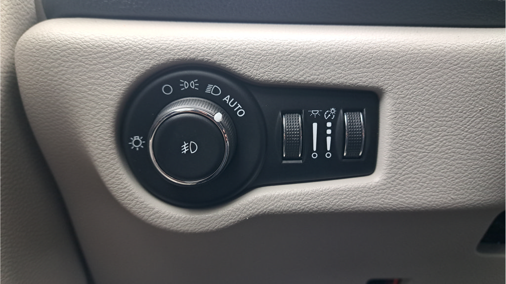 Used 2023 Chrysler Pacifica Limited FWD image 23