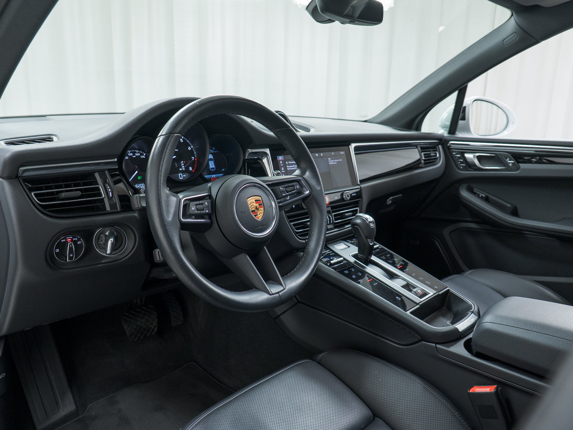 Certified 2023 Porsche Macan AWD/4WD image 4