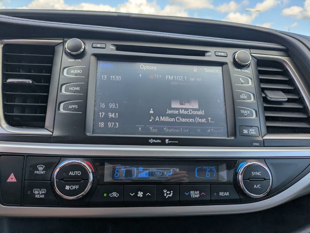 Used 2014 Toyota Highlander XLE AWD/4WD image 21