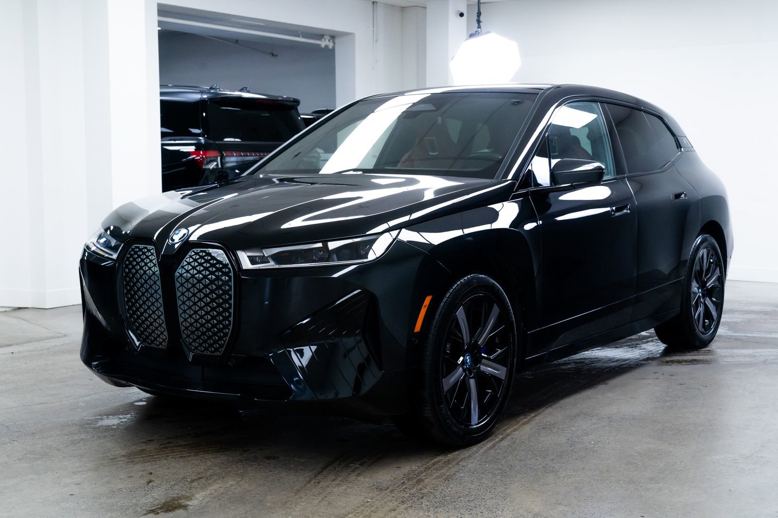 Used 2023 BMW iX xDrive50 w/ Sport Package image 3