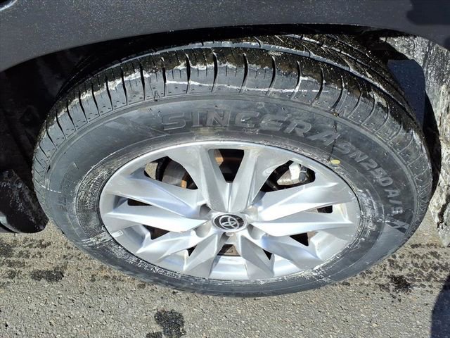 Used 2022 Toyota Corolla Cross LE w/ Moonroof Package image 6