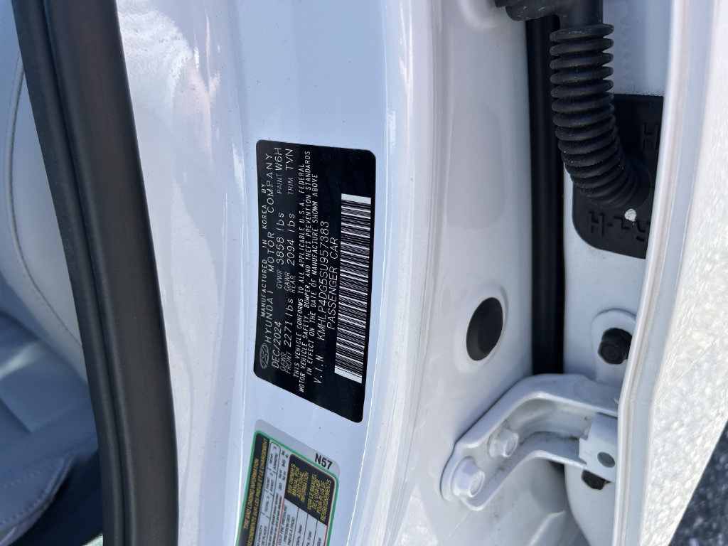 Certified 2025 Hyundai Elantra Limited FWD image 39