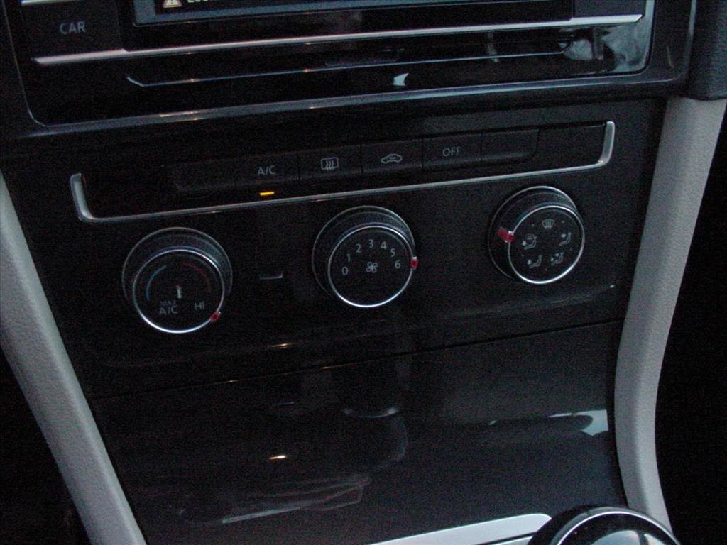 Used 2019 Volkswagen Golf S image 4