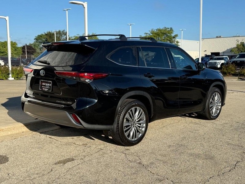 Used 2023 Toyota Highlander Platinum image 3