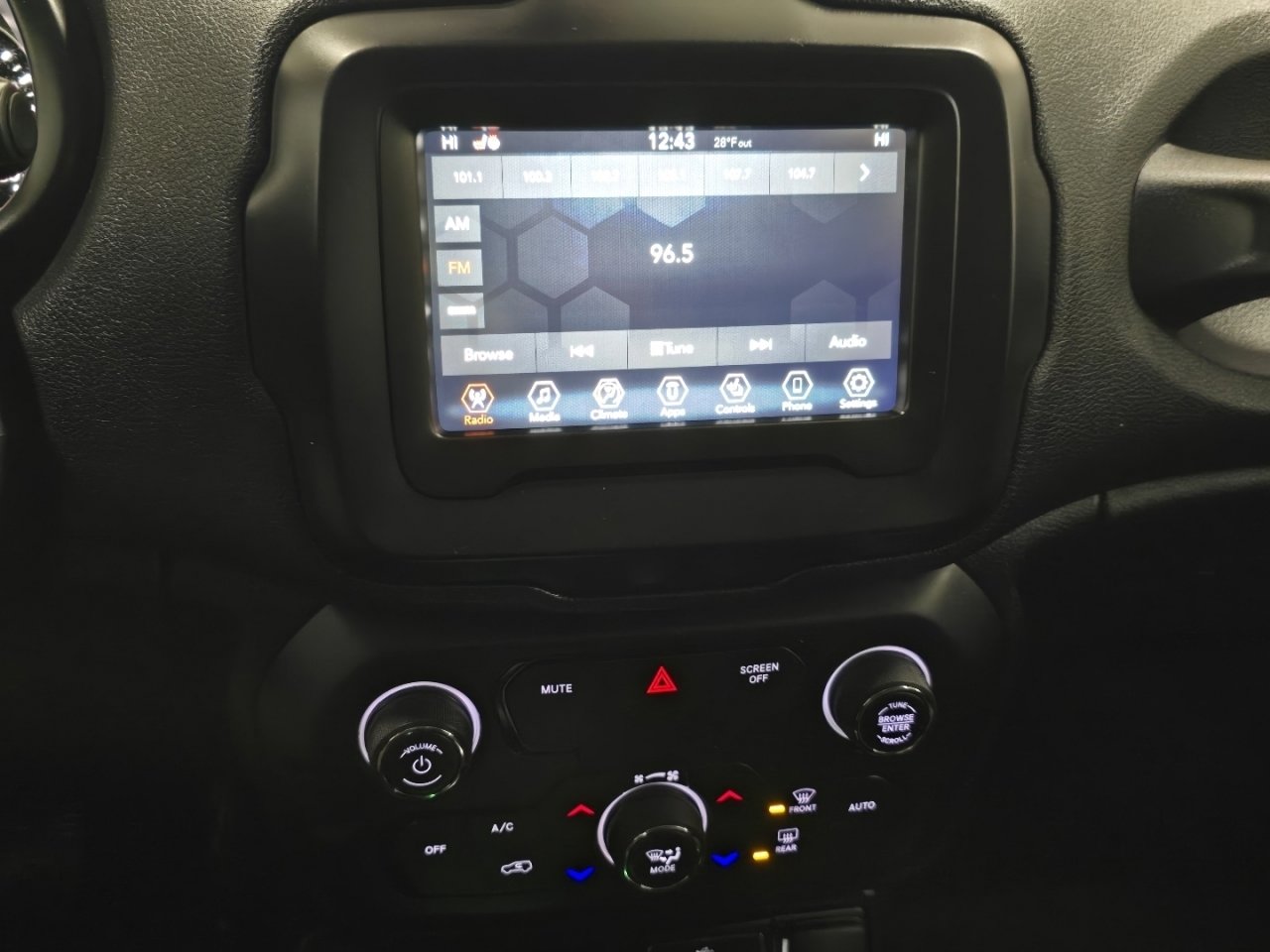 Used 2018 Jeep Renegade Latitude w/ Cold Weather Group image 23