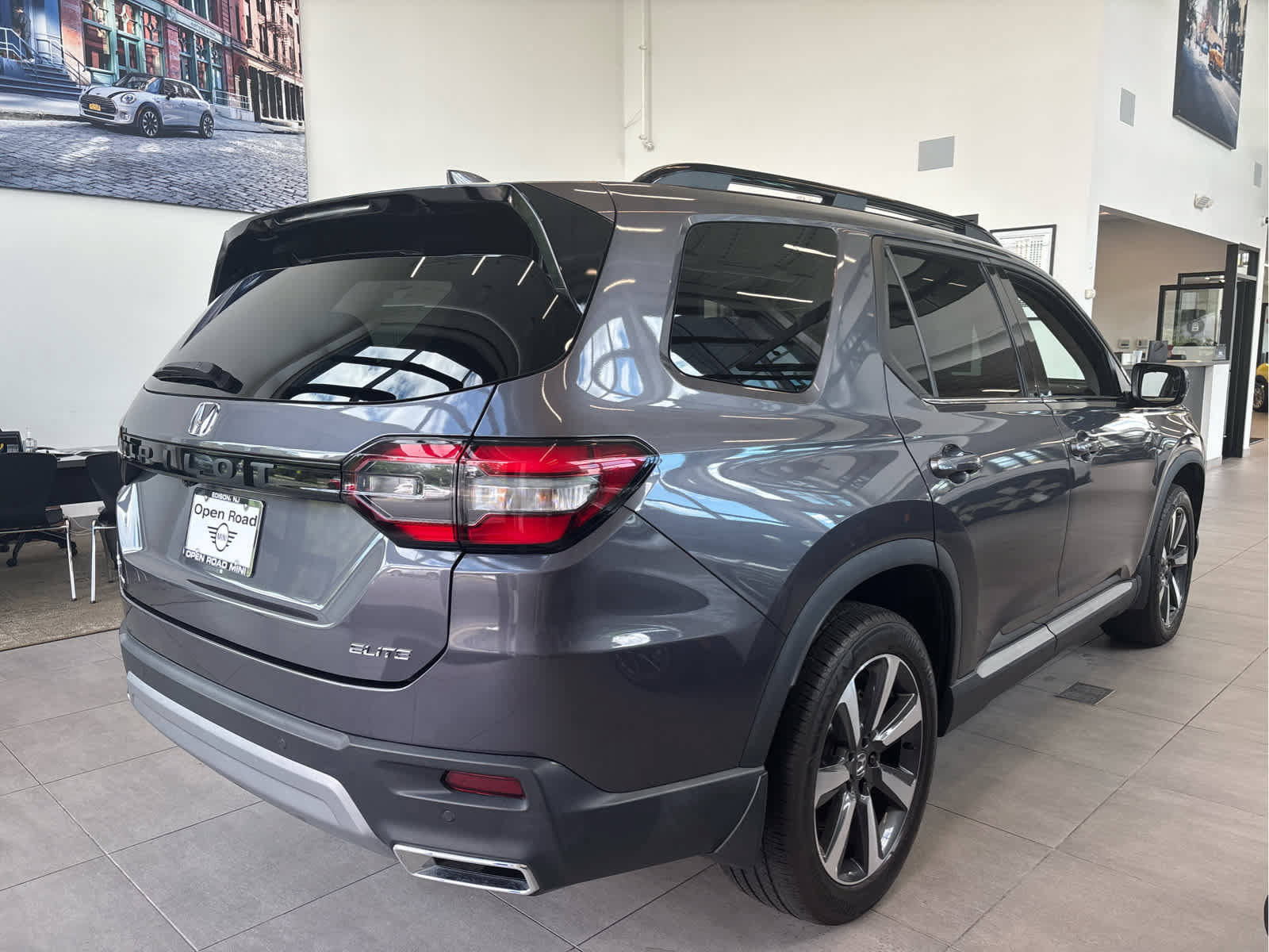 Used 2023 Honda Pilot Elite image 4