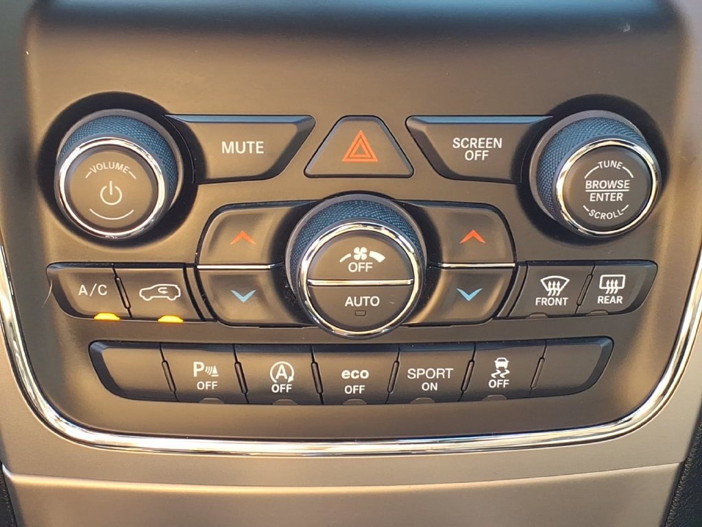 Used 2021 Jeep Grand Cherokee Laredo AWD/4WD image 8