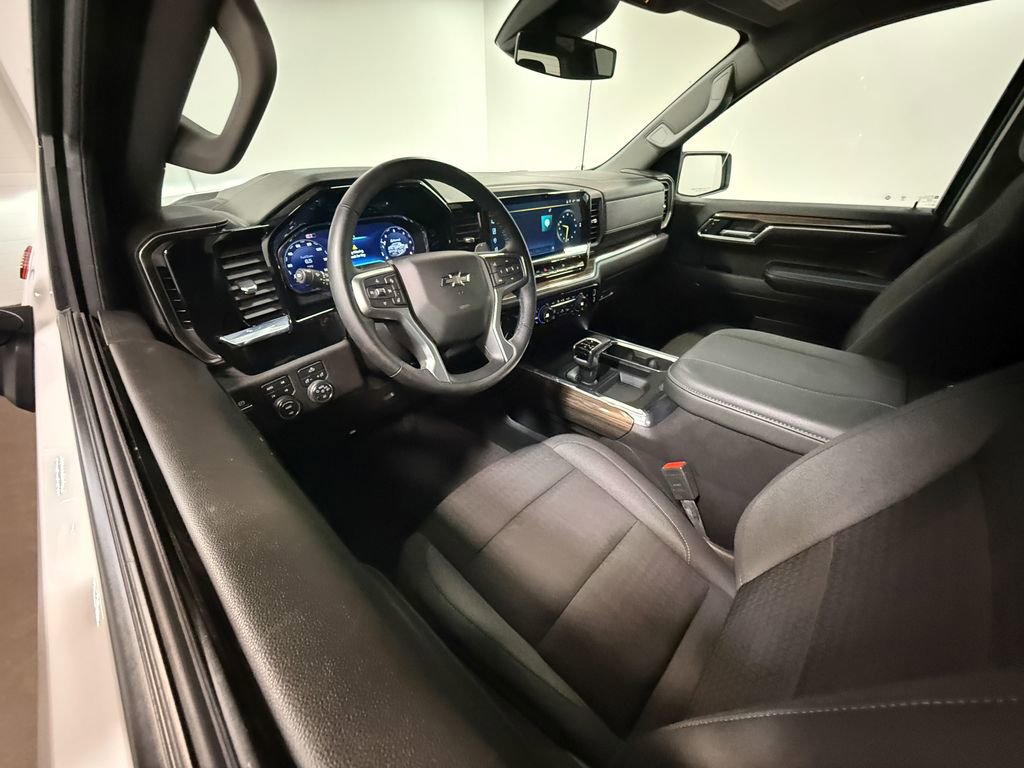 Used 2024 Chevrolet Silverado 1500 RST w/ Redline Edition AWD/4WD image 2