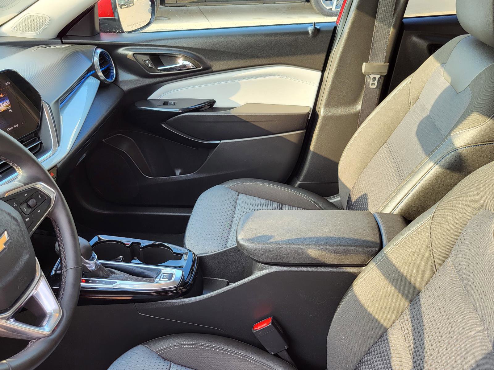 Used 2025 Chevrolet Trax LT w/ LT Convenience Package image 30