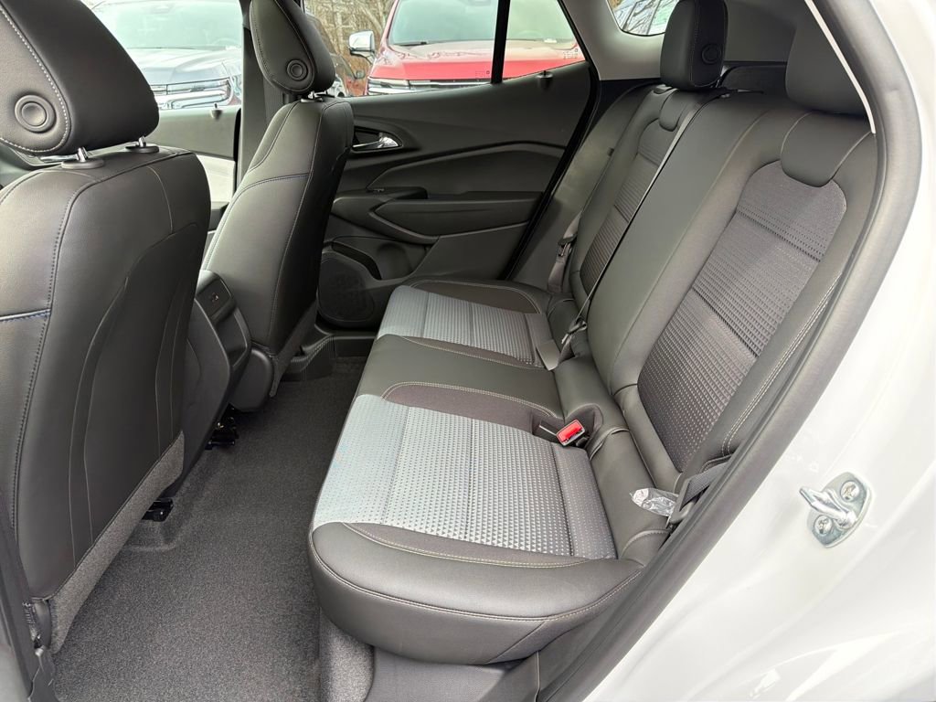 New 2025 Chevrolet Trax LT w/ Sunroof Package image 23