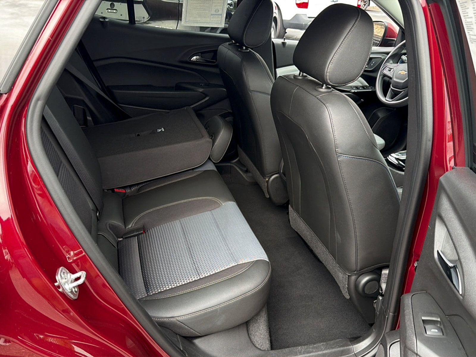Used 2025 Chevrolet Trax LT FWD image 9