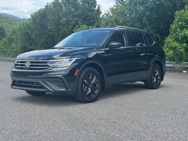 Used 2024 Volkswagen Tiguan SE AWD/4WD image 3