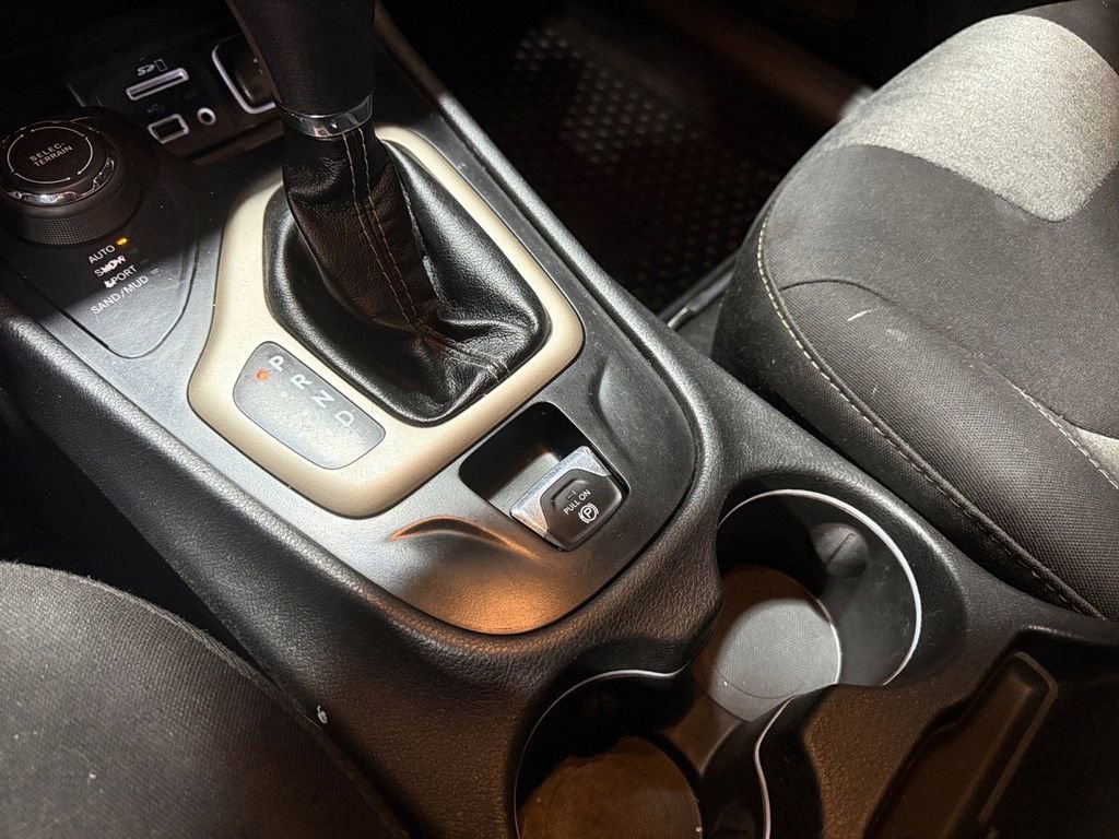 Used 2018 Jeep Cherokee Latitude w/ Cold Weather Group image 32