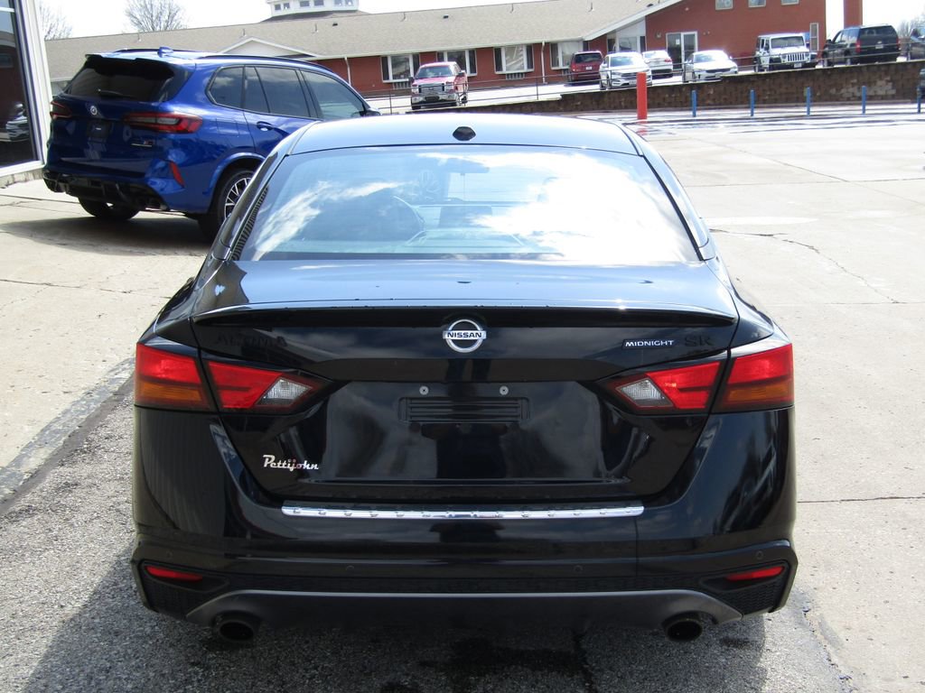Used 2022 Nissan Altima 2.5 SR w/ Midnight Edition Package FWD image 4