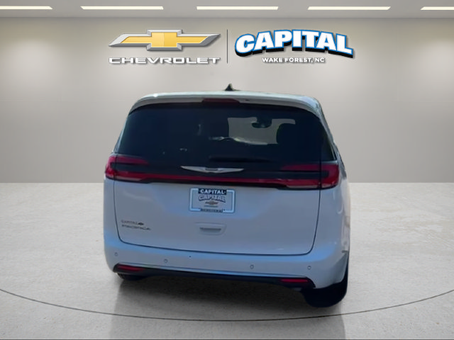 Used 2025 Chrysler Pacifica Select FWD image 4