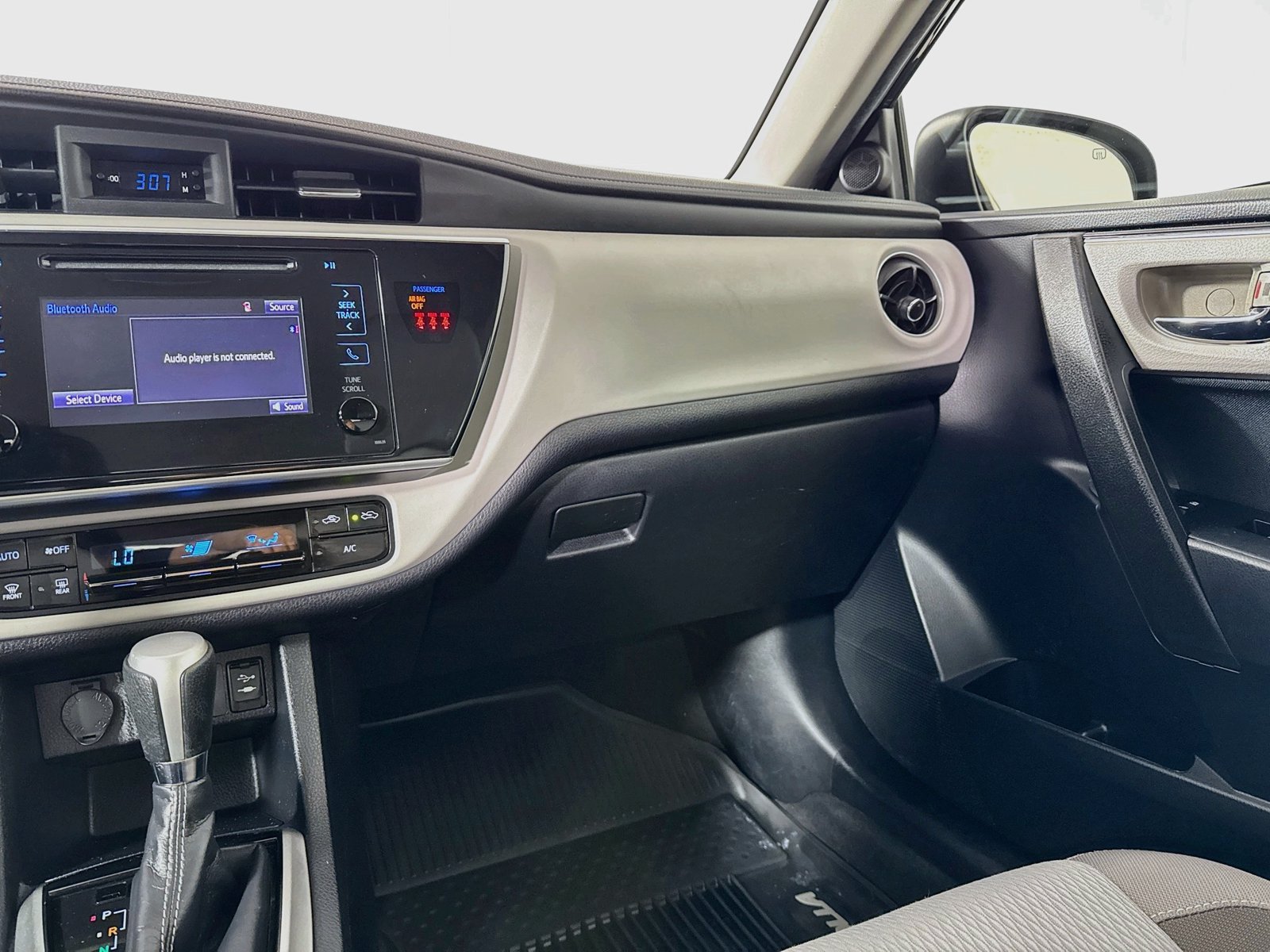 Used 2018 Toyota Corolla LE FWD image 21