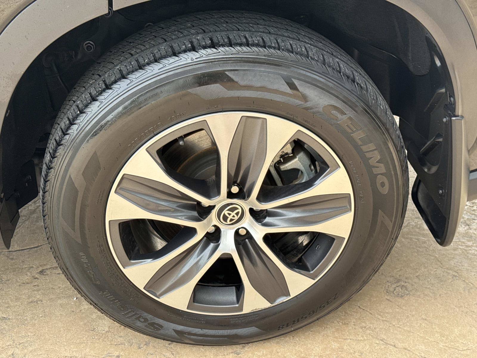 Used 2021 Toyota Highlander XLE AWD/4WD image 22